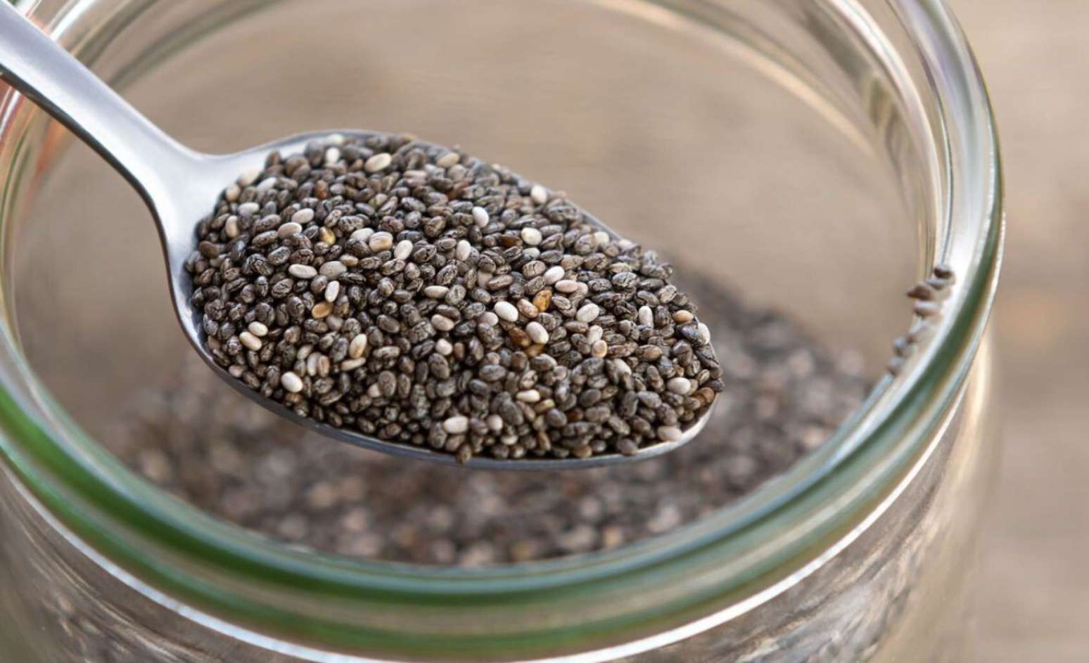 Essa é a melhor forma de consumir sementes de chia diariamente para ...