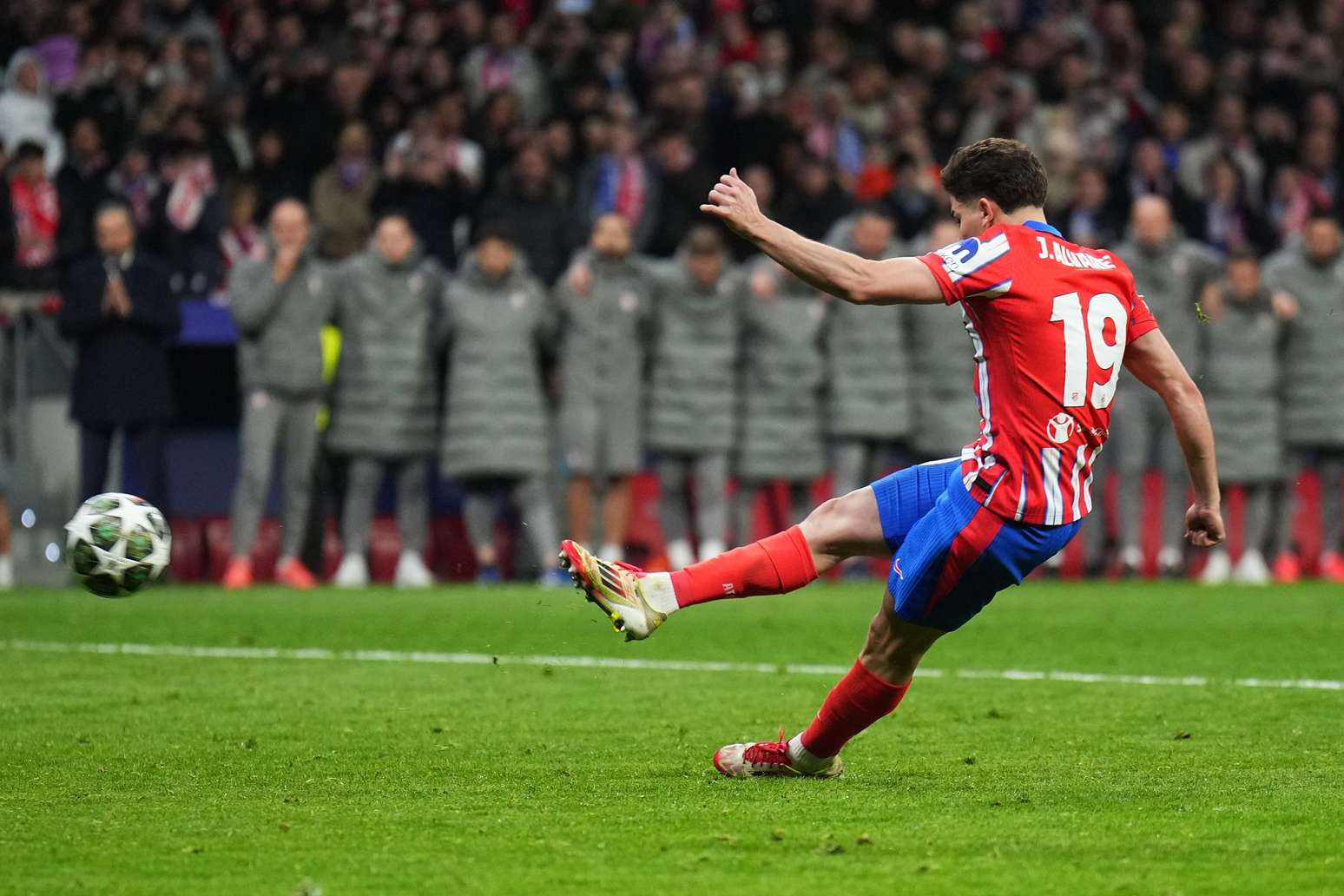 Ifab define nova regra para pênaltis com dois toques após polêmica na ...