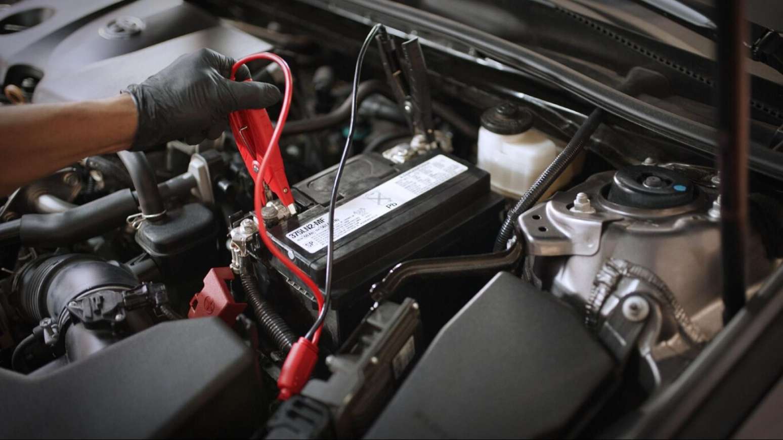 Bateria descarregada? Aprenda como ligar seu carro sem precisar de ...