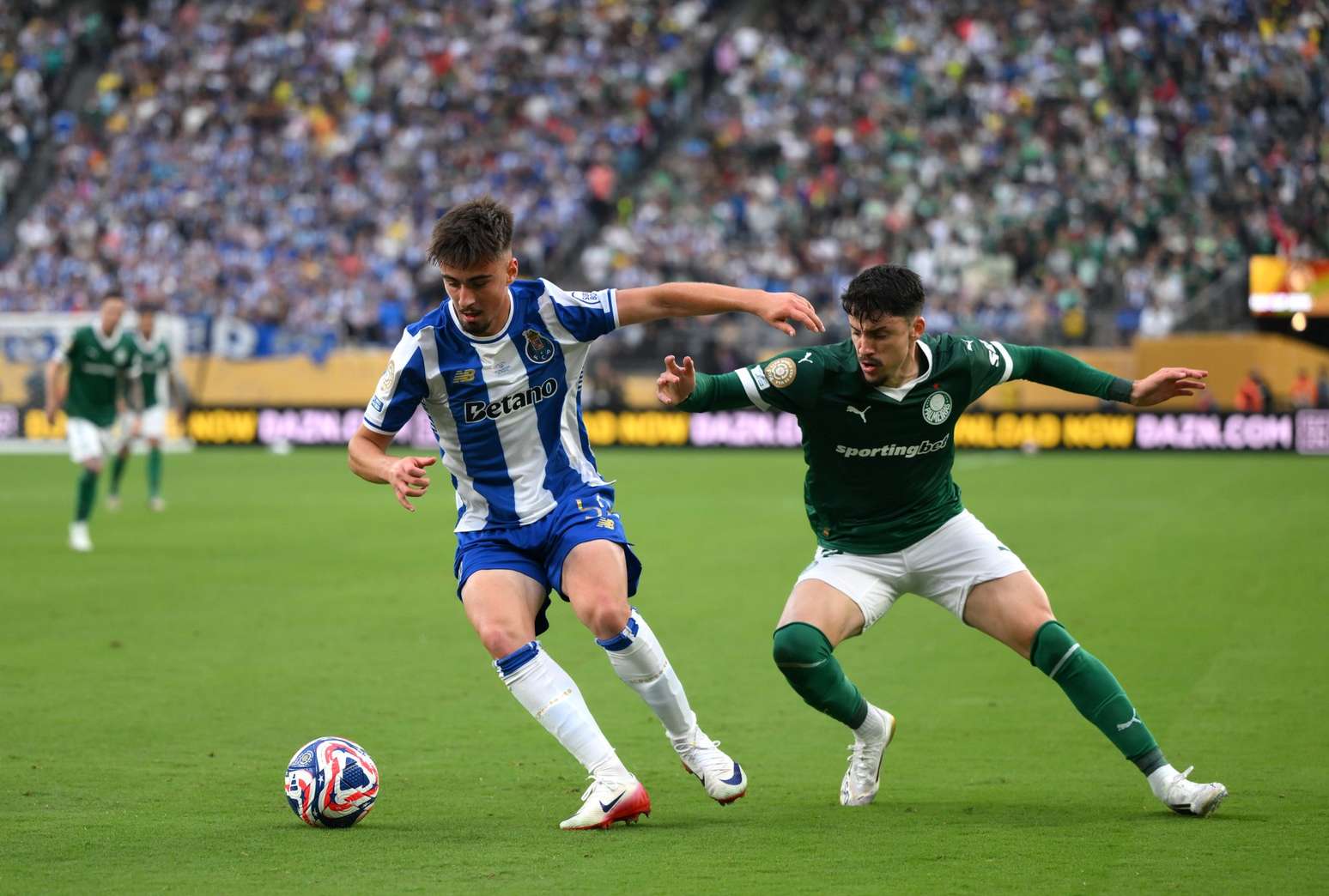 Palmeiras perde chances e empata com o Porto na estreia do Mundial
