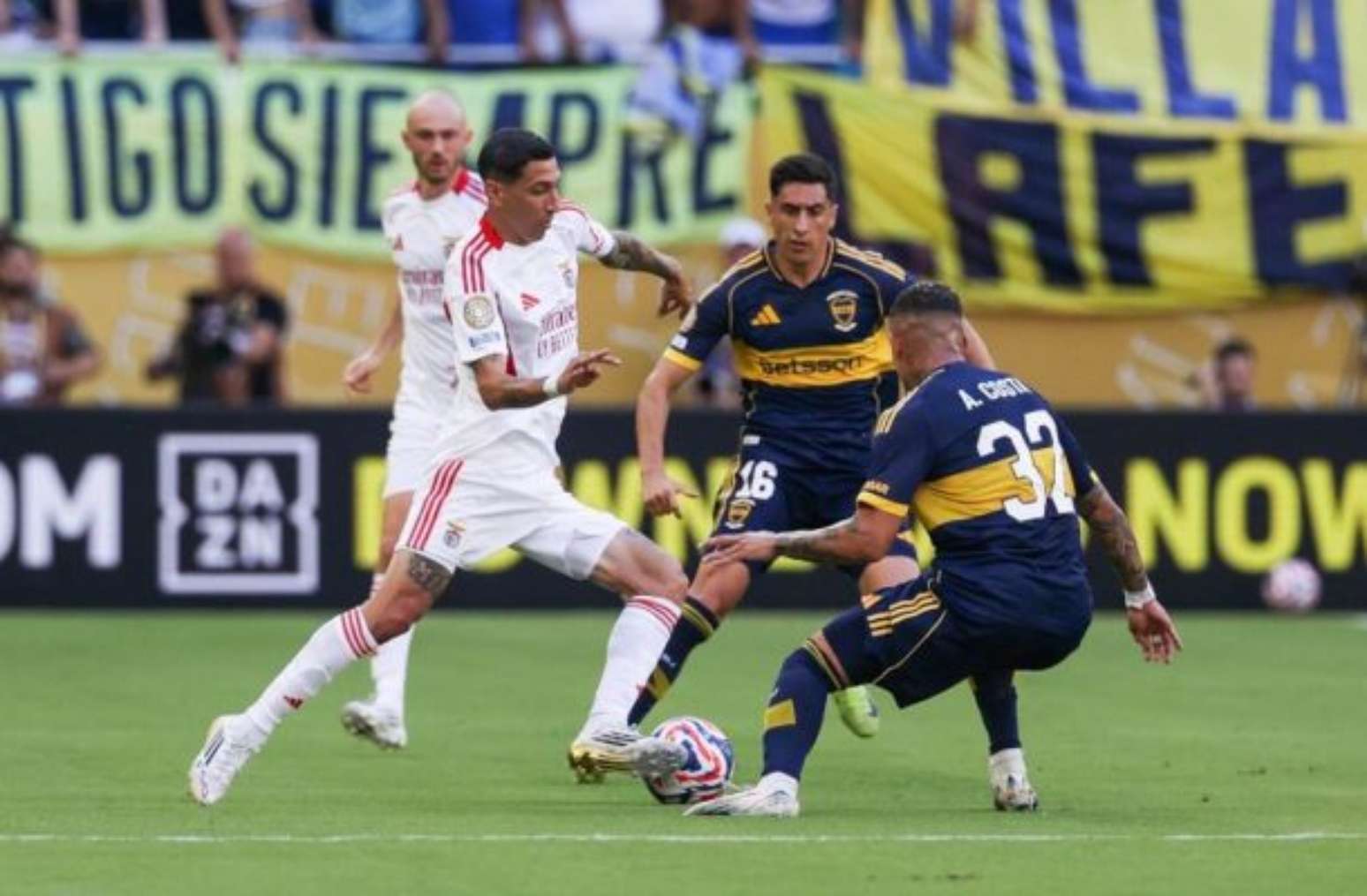 Empate movimentado marca estreia de Boca e Benfica no Mundial