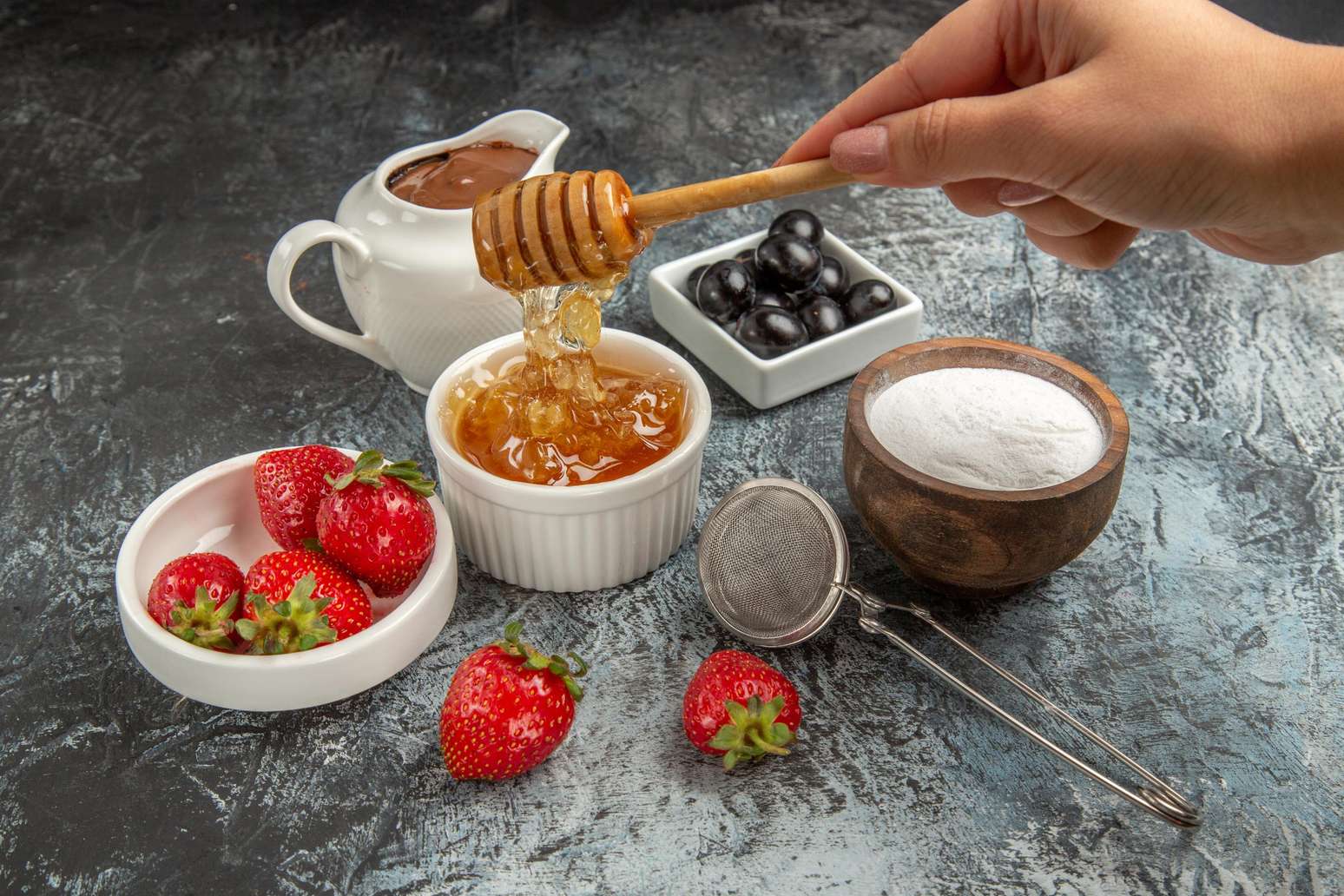 Mel é melhor que o açúcar? Nutricionista responde