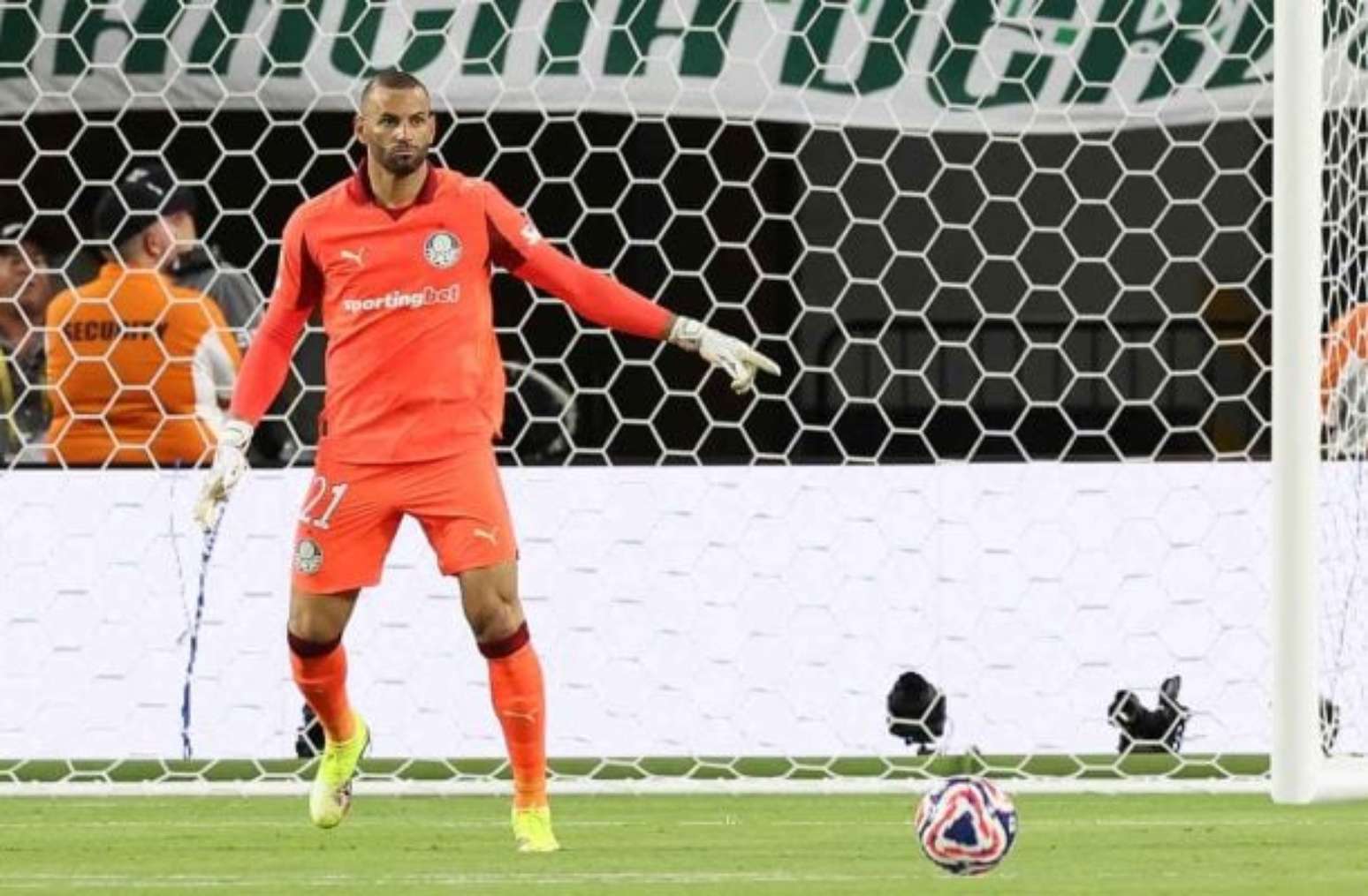 Weverton projeta jogo 'muito chato' contra o Botafogo, no Mundial