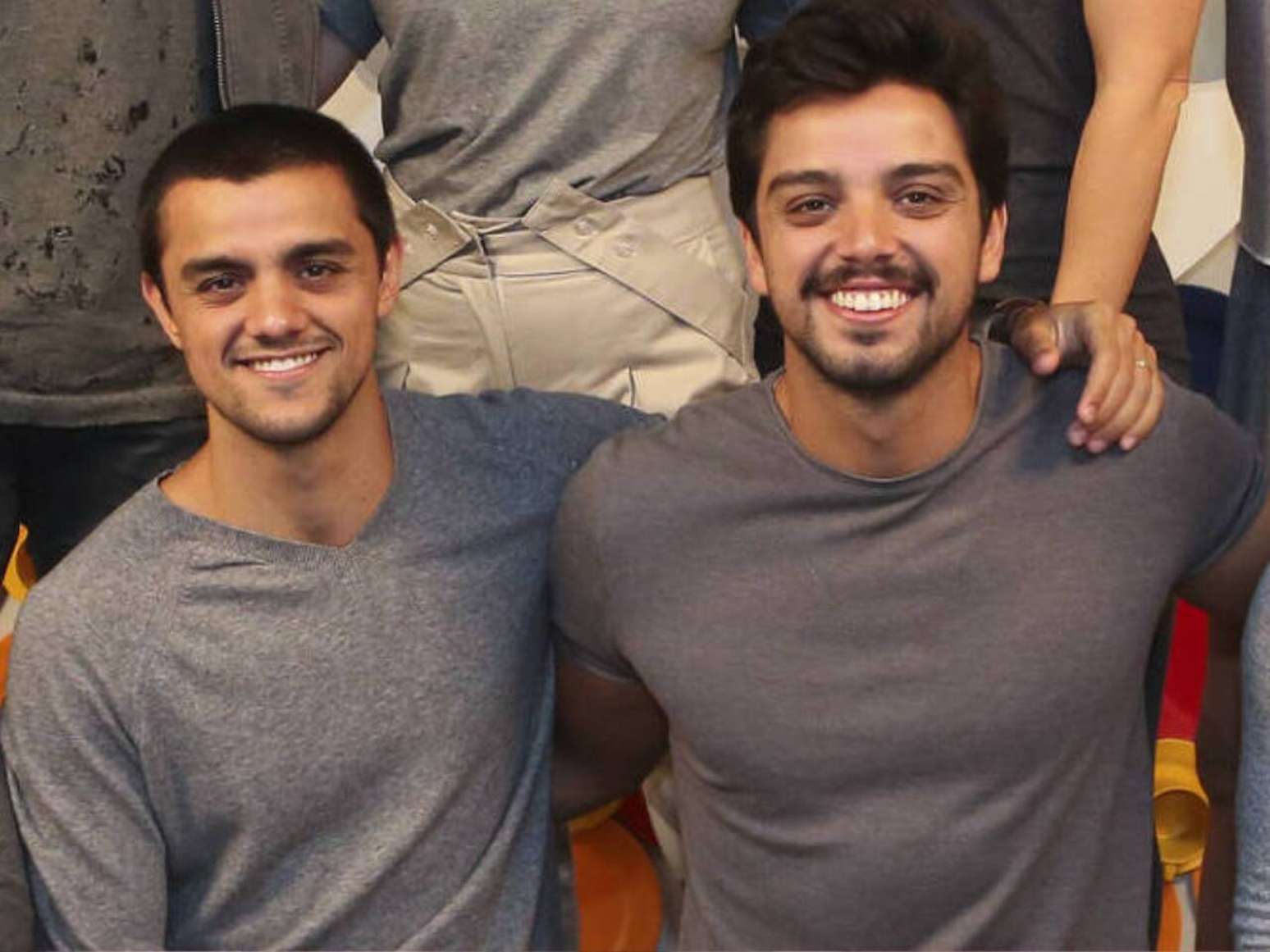 Como os irmãos Simas lidam com as profundas divergências entre eles?