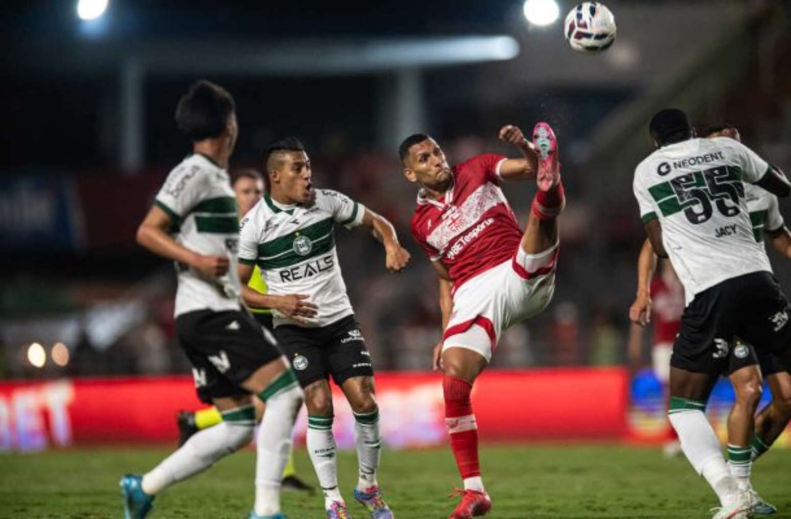Coritiba vence CRB com gol de pênalti no fim e abre vantagem na ...