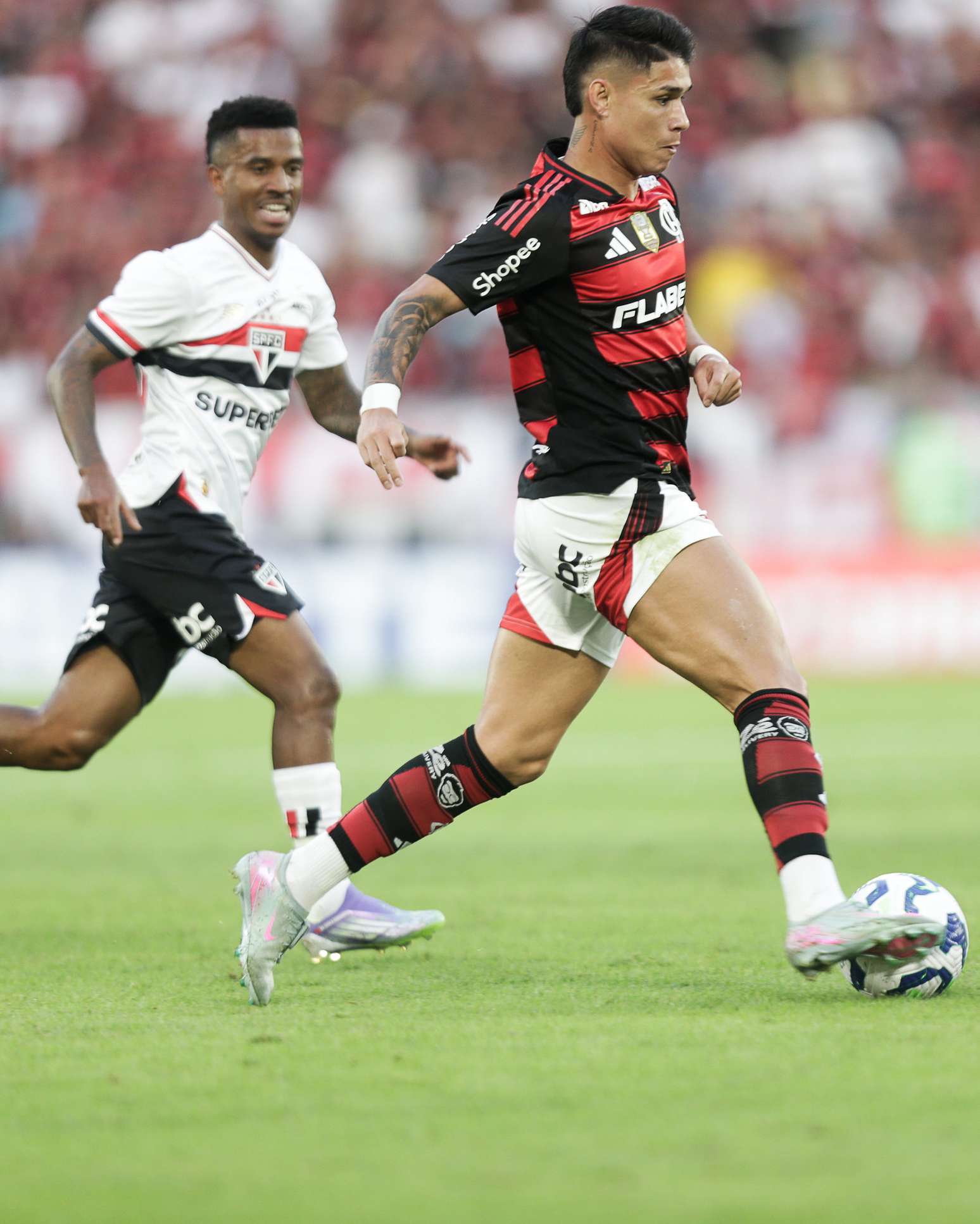 Flamengo vence o São Paulo e permanece na liderança do Brasileirão