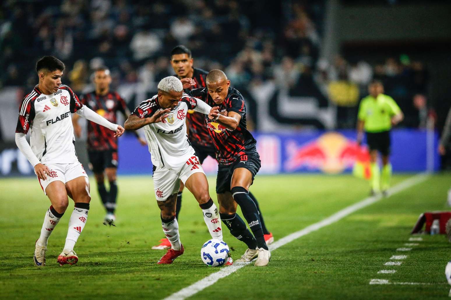 Flamengo vence o Red Bull Bragantino de virada pelo Brasileirão
