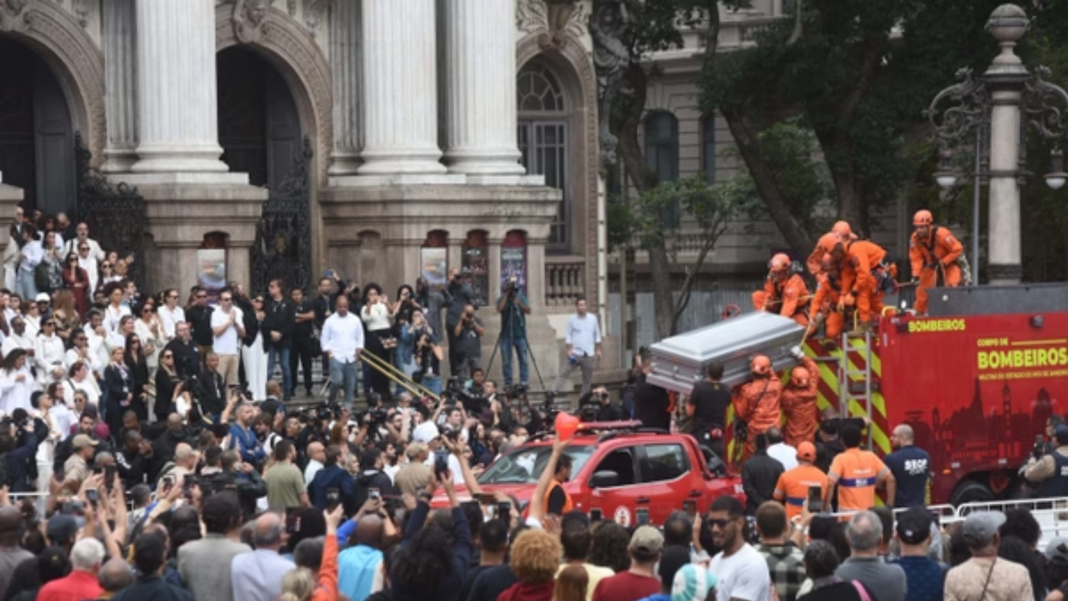 Corpo de Preta Gil chega ao crematório sob aplausos e comoção nas ruas ...