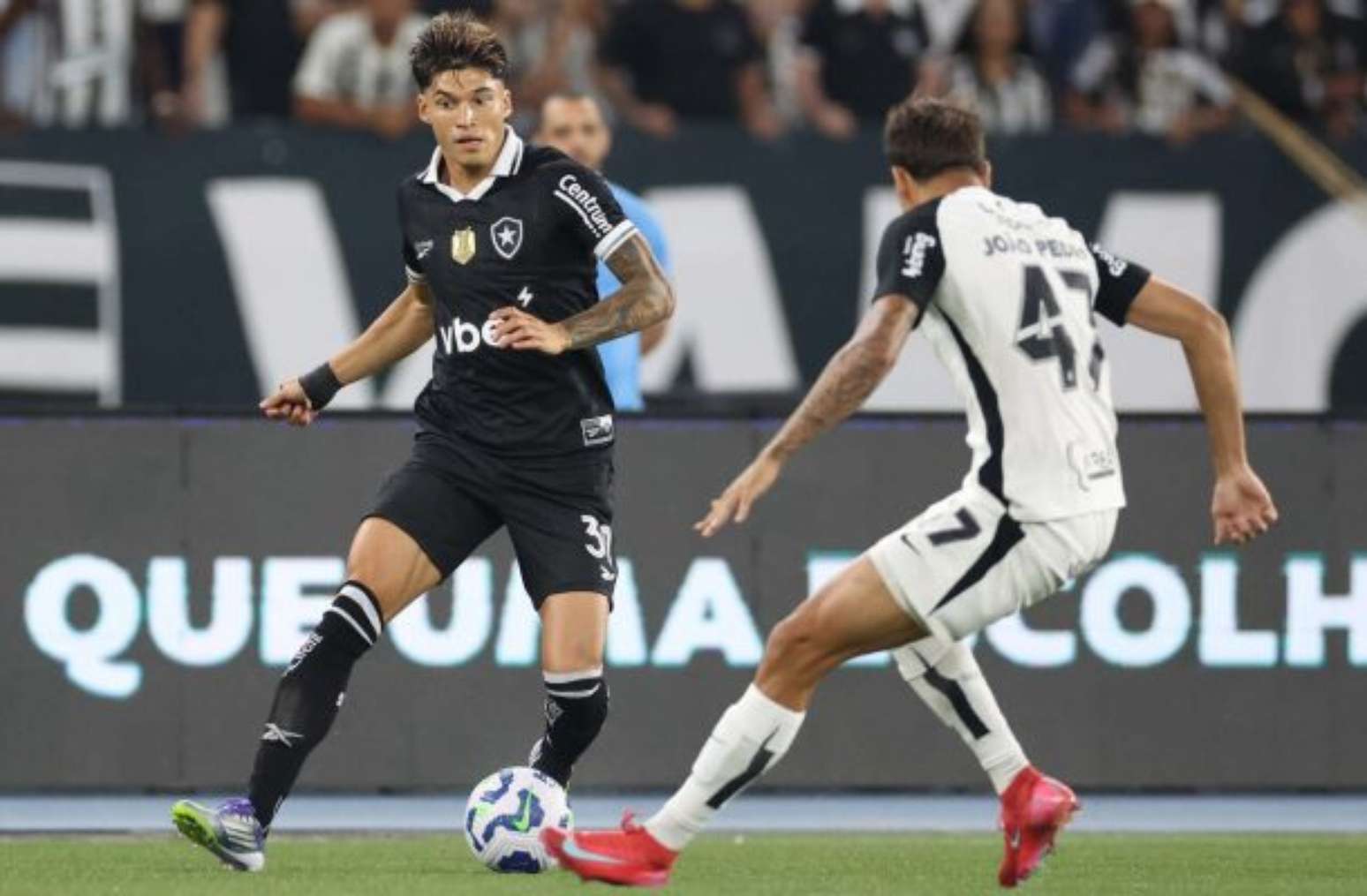 Botafogo abre vantagem, mas Corinthians arranca o empate no fim
