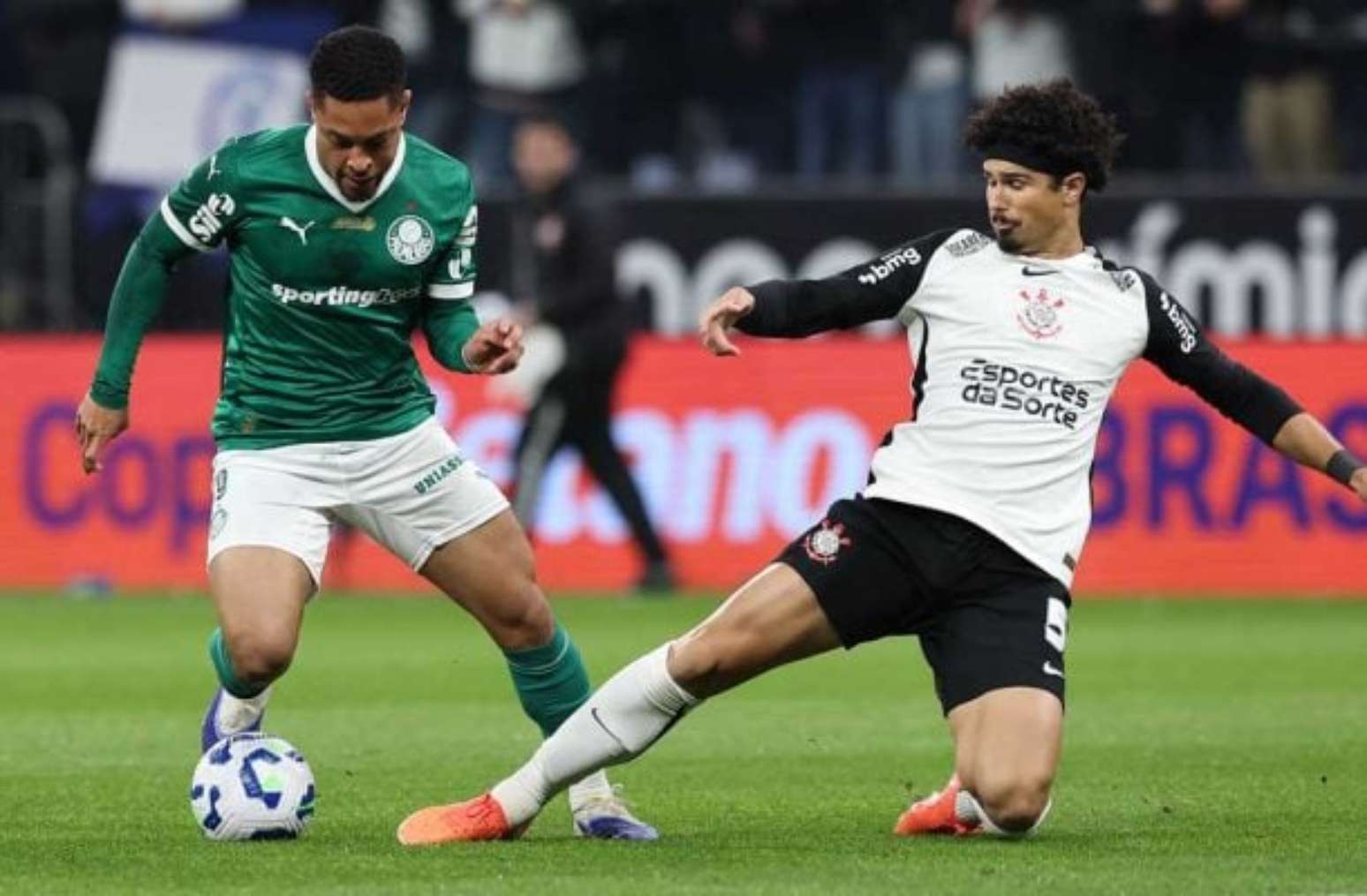 Memphis Depay desencanta em clássicos e Corinthians vence o Palmeiras 
