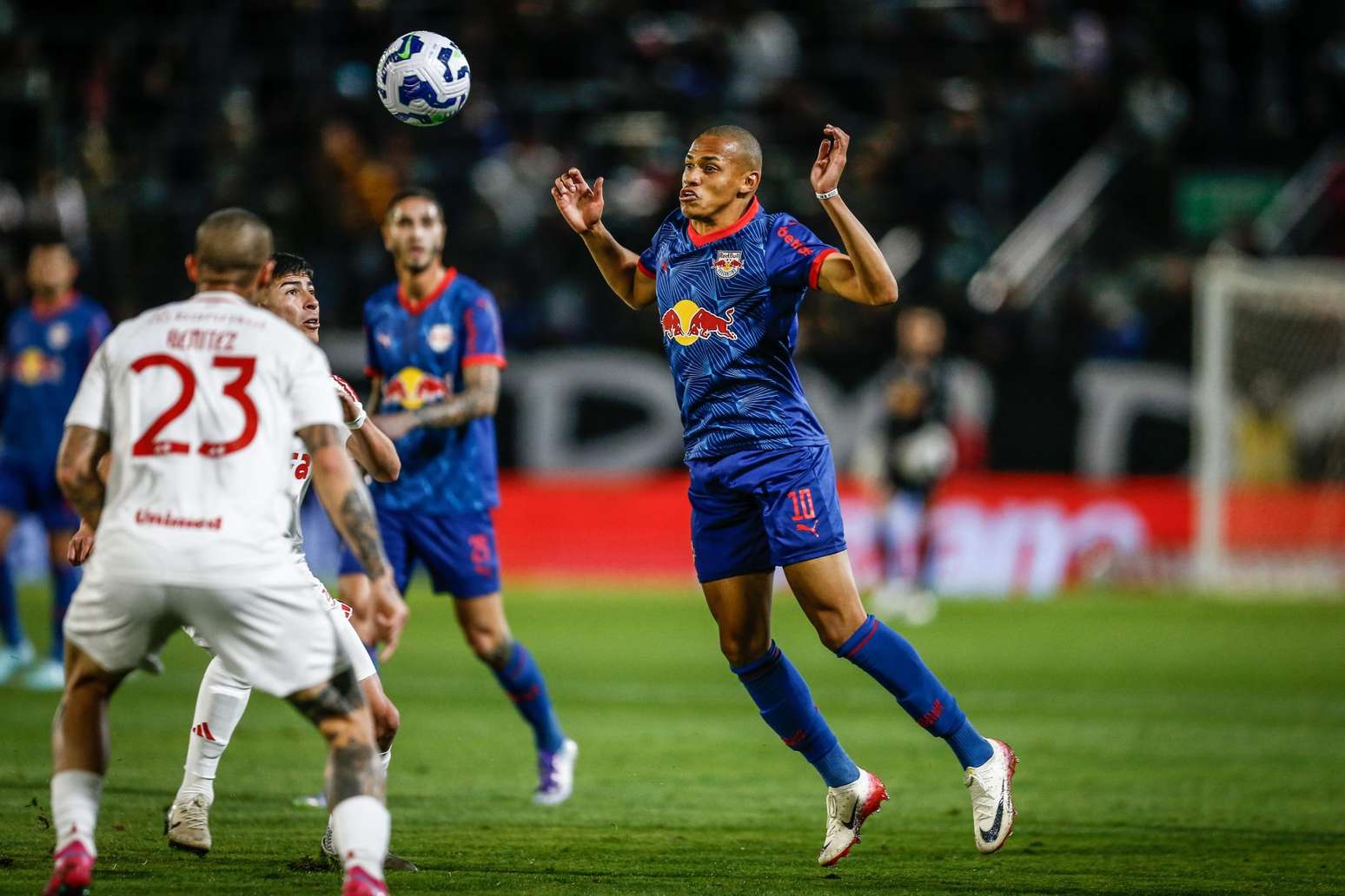 Internacional bate o Red Bull Bragantino pelo Brasileirão