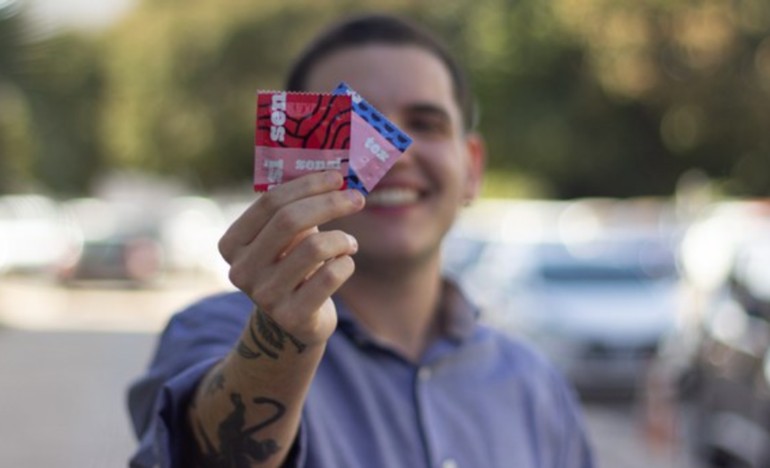 Camisinha texturizada do SUS viraliza com médico influencer e sucesso