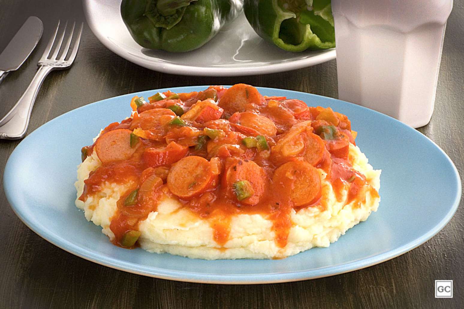 Purê de batata com molho de salsicha para um almoço rápido