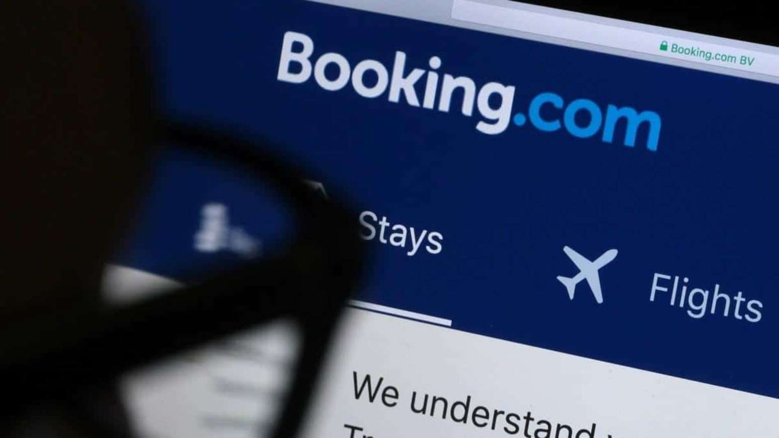 Booking é confiável? Veja como reservar hotéis pagando menos