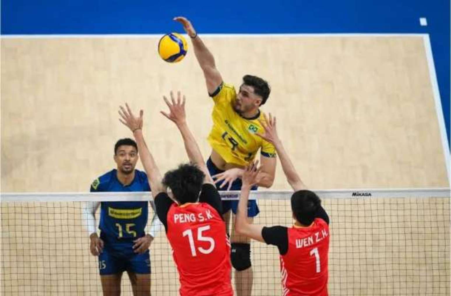 Brasil vence a China de virada na estreia do Mundial de Vôlei 2025