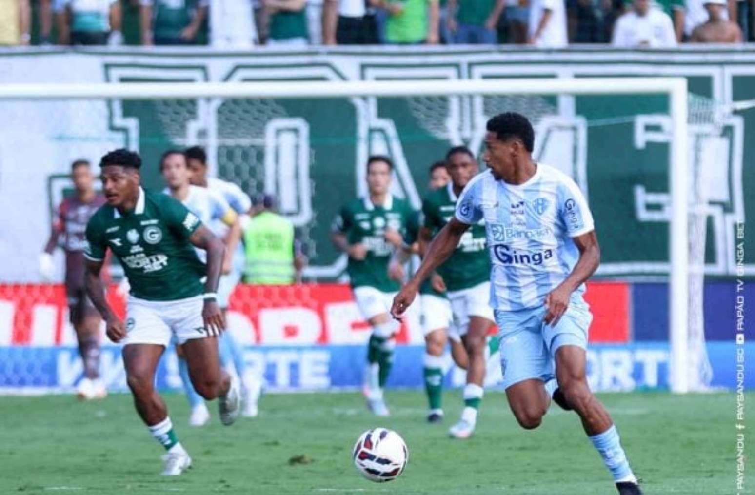 Goiás vence lanterna Paysandu e assume liderança na Série B