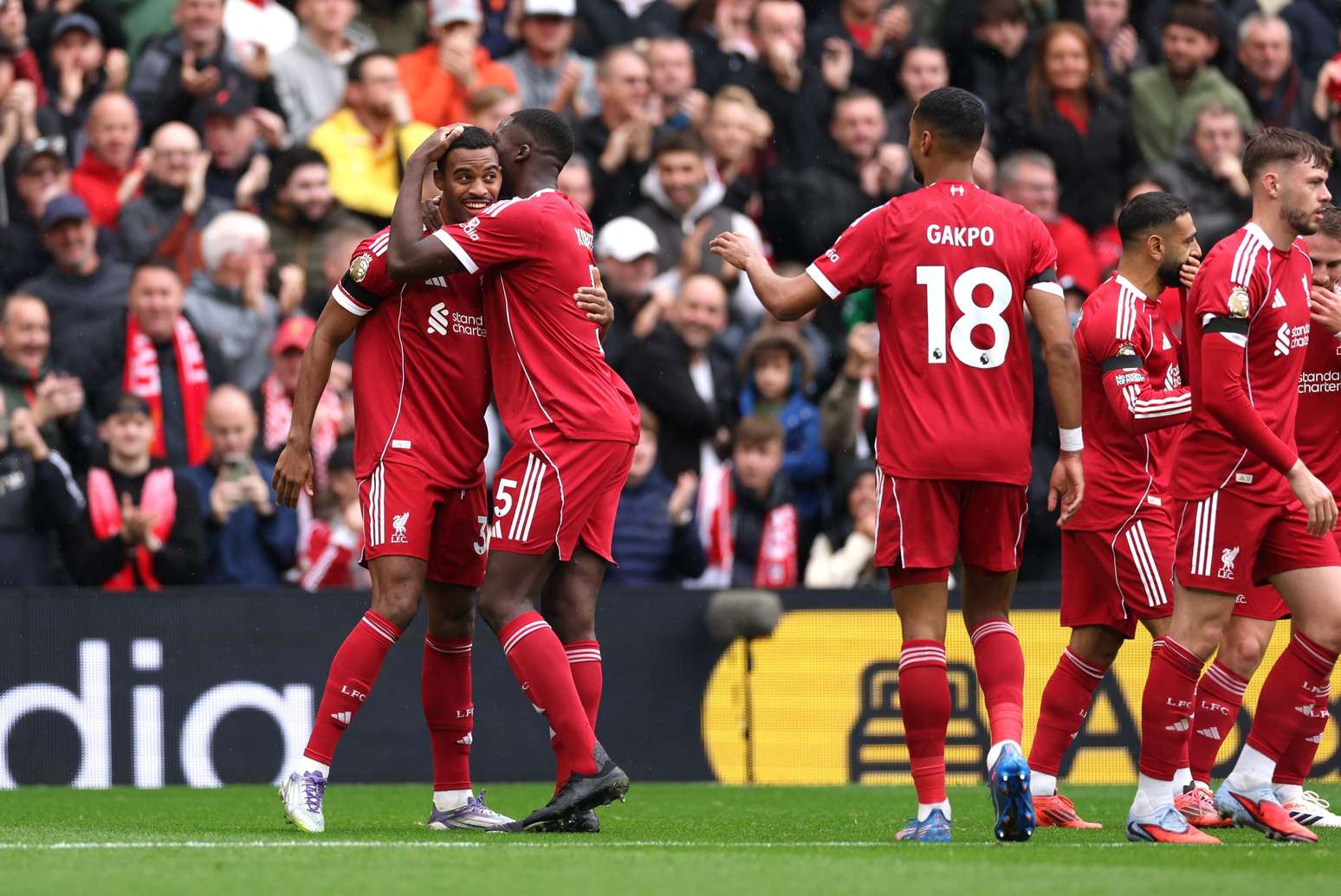 Liverpool vence o Everton no clássico e segue invicto na Premier League