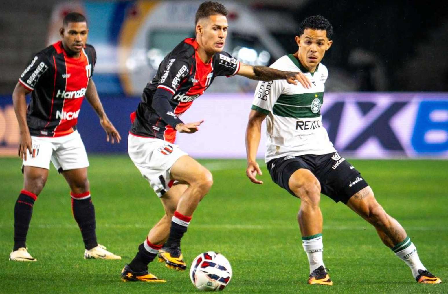 Coritiba vence Botafogo-SP em partida marcada por dupla agressão de Edson