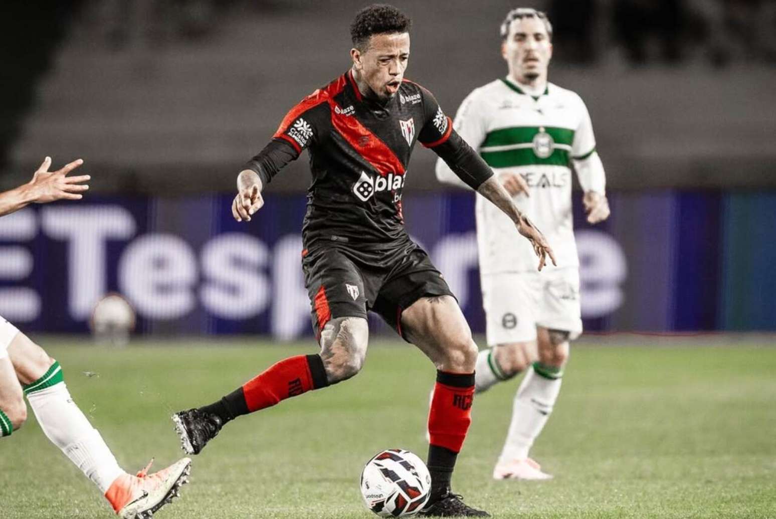 Coritiba vence o Atlético-GO e dispara na liderança da Série B