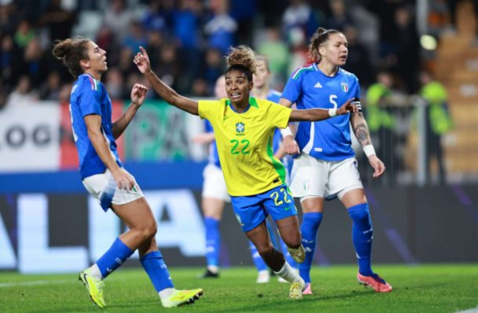 Brasil supera início ruim e vence a Itália em amistoso feminino