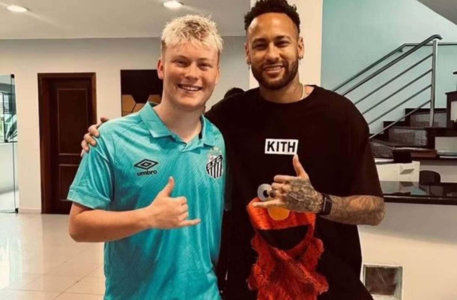 Braydon Rist Neymar recebe Braydon Bent, torcedor inglês