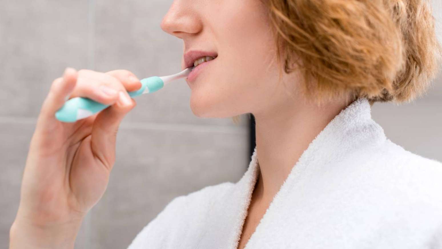 Escovar já? Pare! Espere 30 minutos para salvar seu esmalte dos dentes