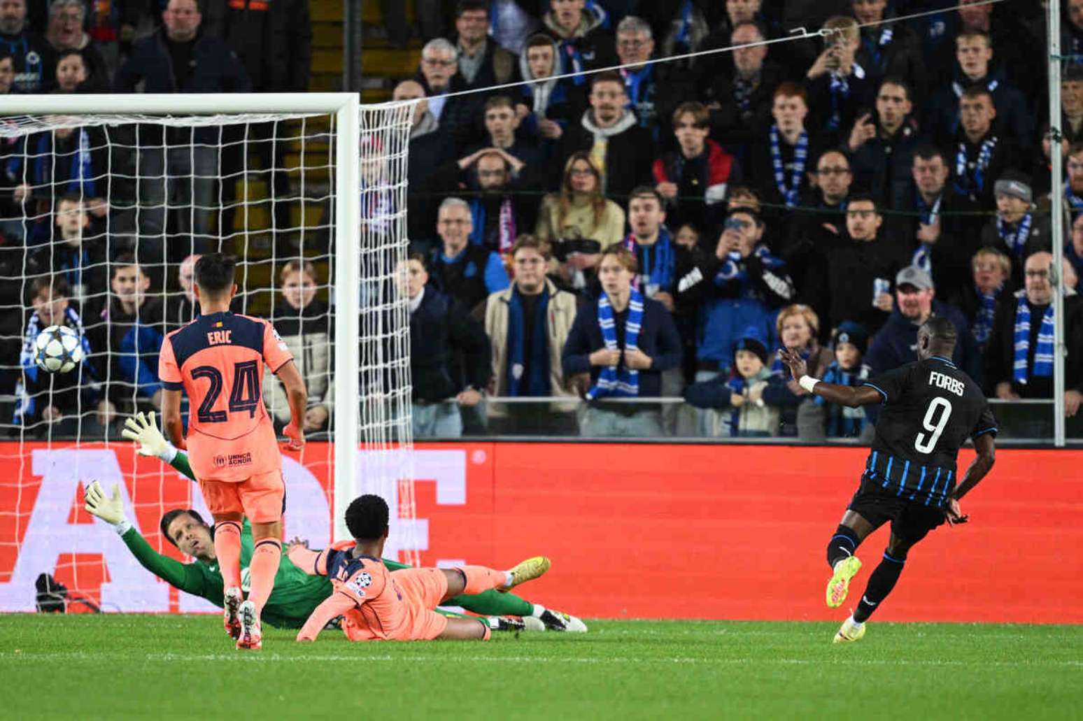Em jogaço, Barcelona busca empate e coloca 