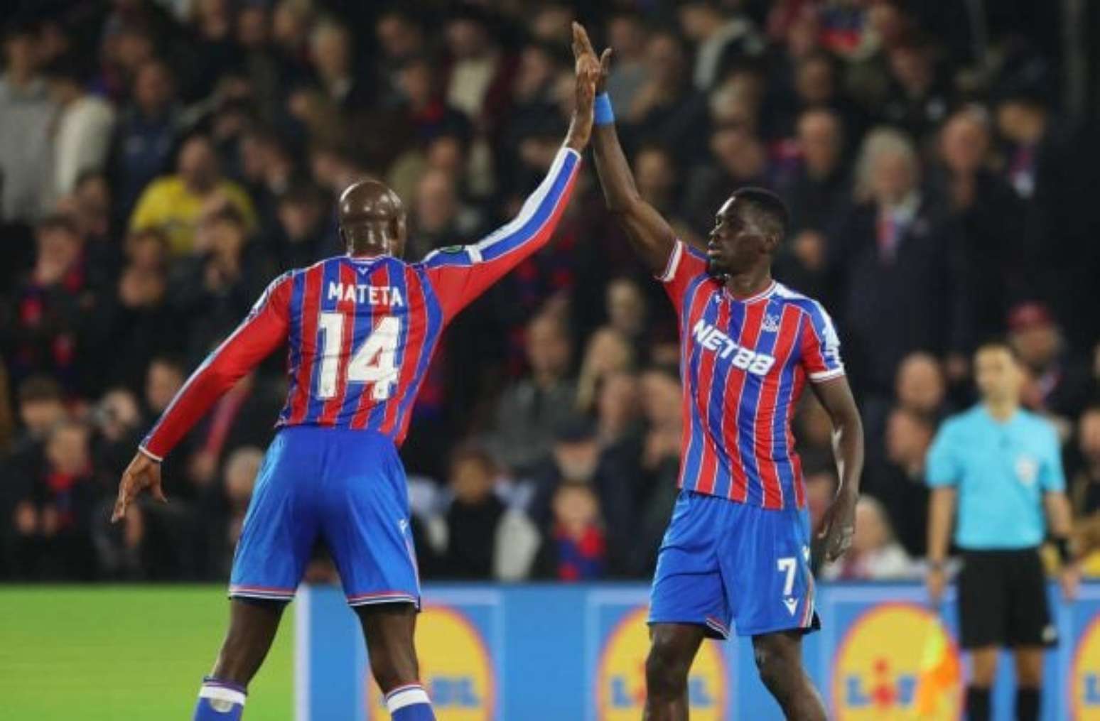 Crystal Palace bate o AZ Alkmaar e volta a vencer na Conference League