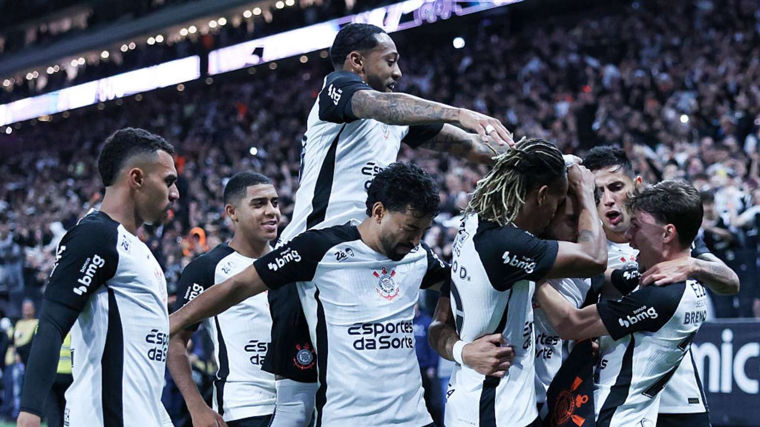 Corinthians vence São Paulo com gols de Yuri Alberto e Memphis