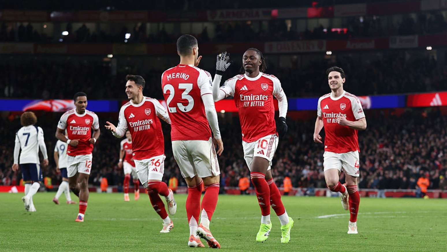 Arsenal ganha clássico contra o Tottenham e segue líder