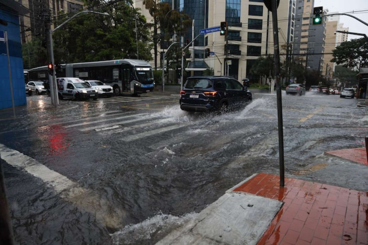 Forte chuva em SP provoca transbordamento de córregos e alagamento em ...