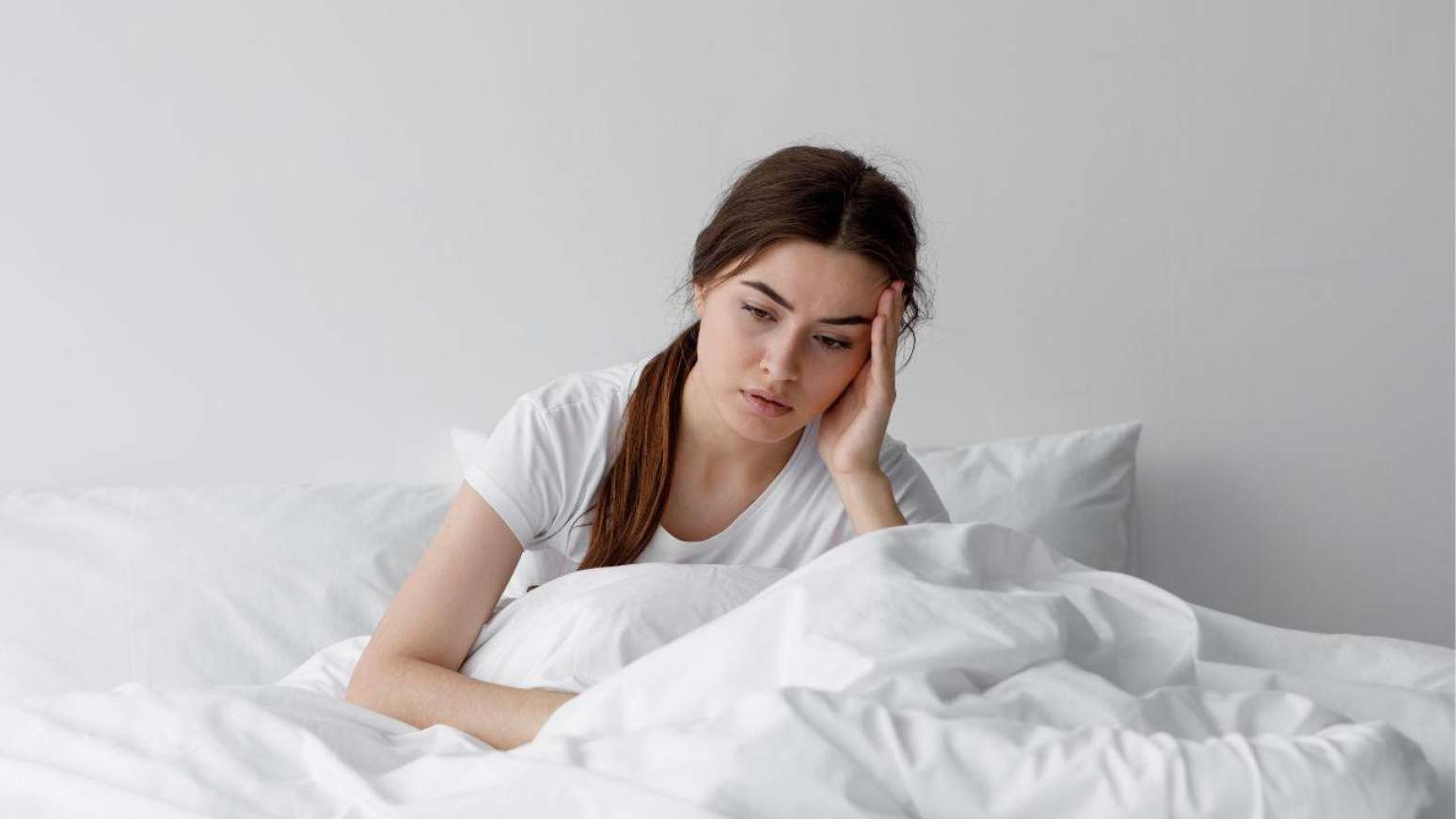 Dormir e acordar cansado: 5 causas comuns