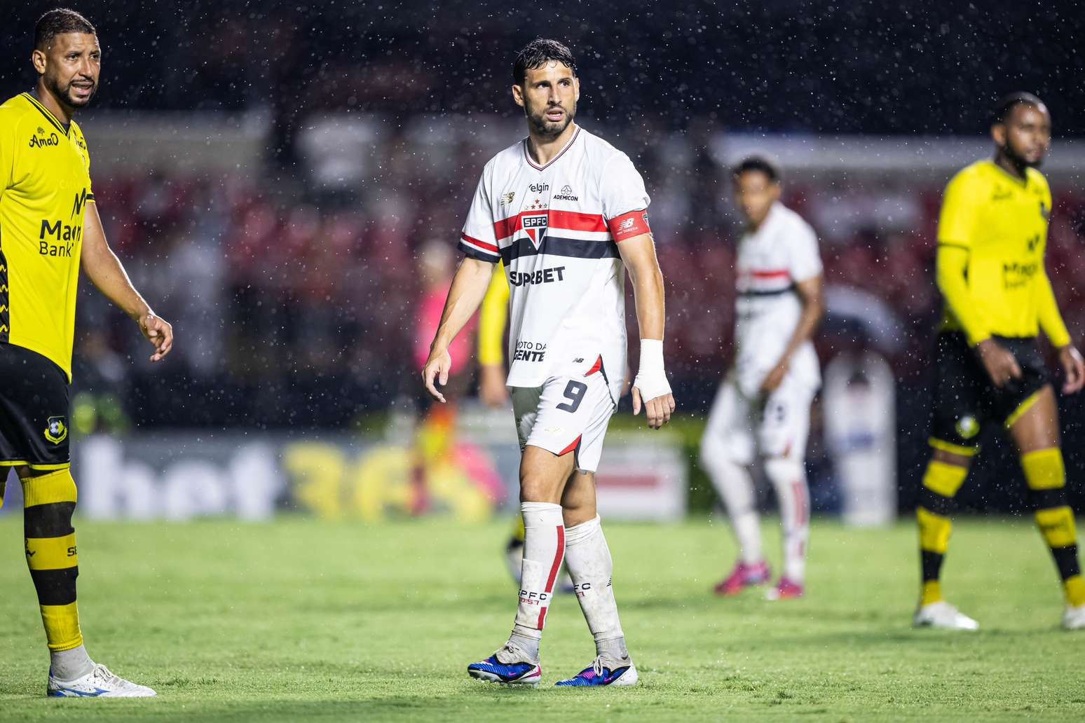 Calarri Calleri volta ao São Paulo após 9 meses e mira recuperação no Paulistão