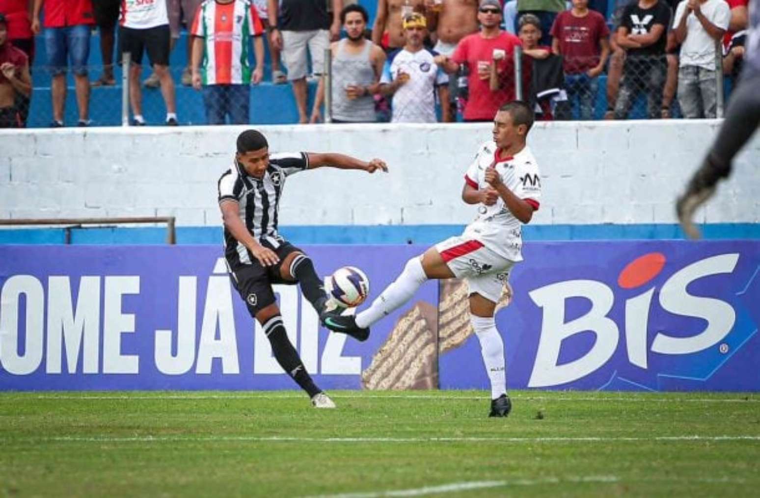 Nos pênaltis, camisa pesa, e Botafogo vai às quartas da Copinha