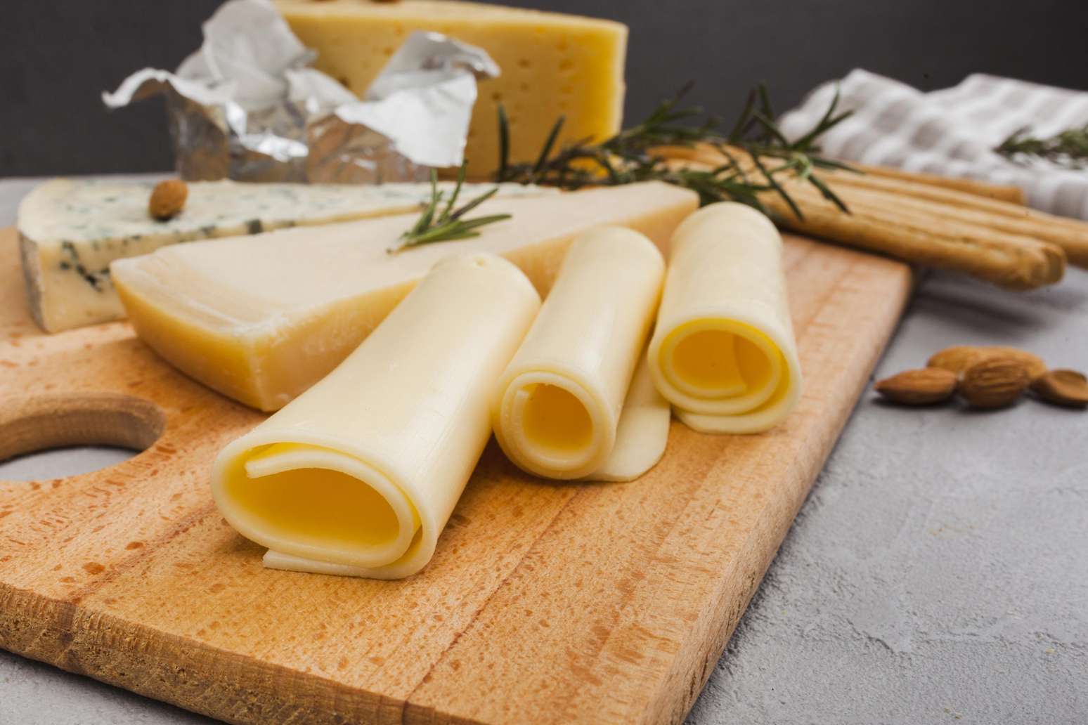 Queijo muçarela ou prato? Qual é mais saudável?