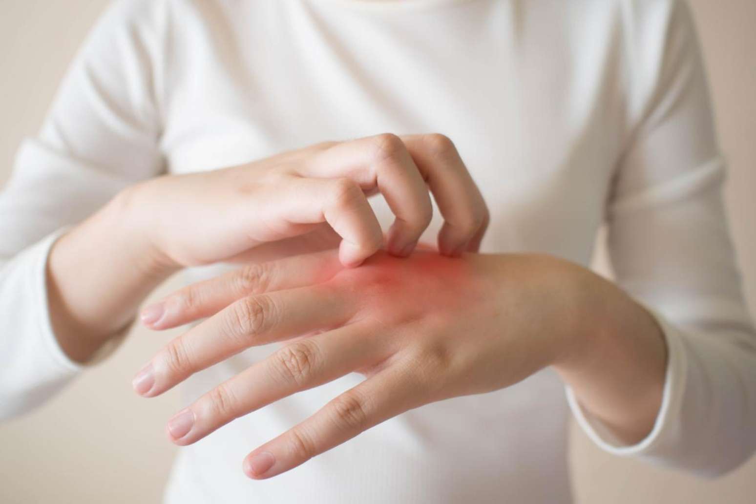 Formigamento nas mãos e braços? Veja o que pode ser e o que fazer