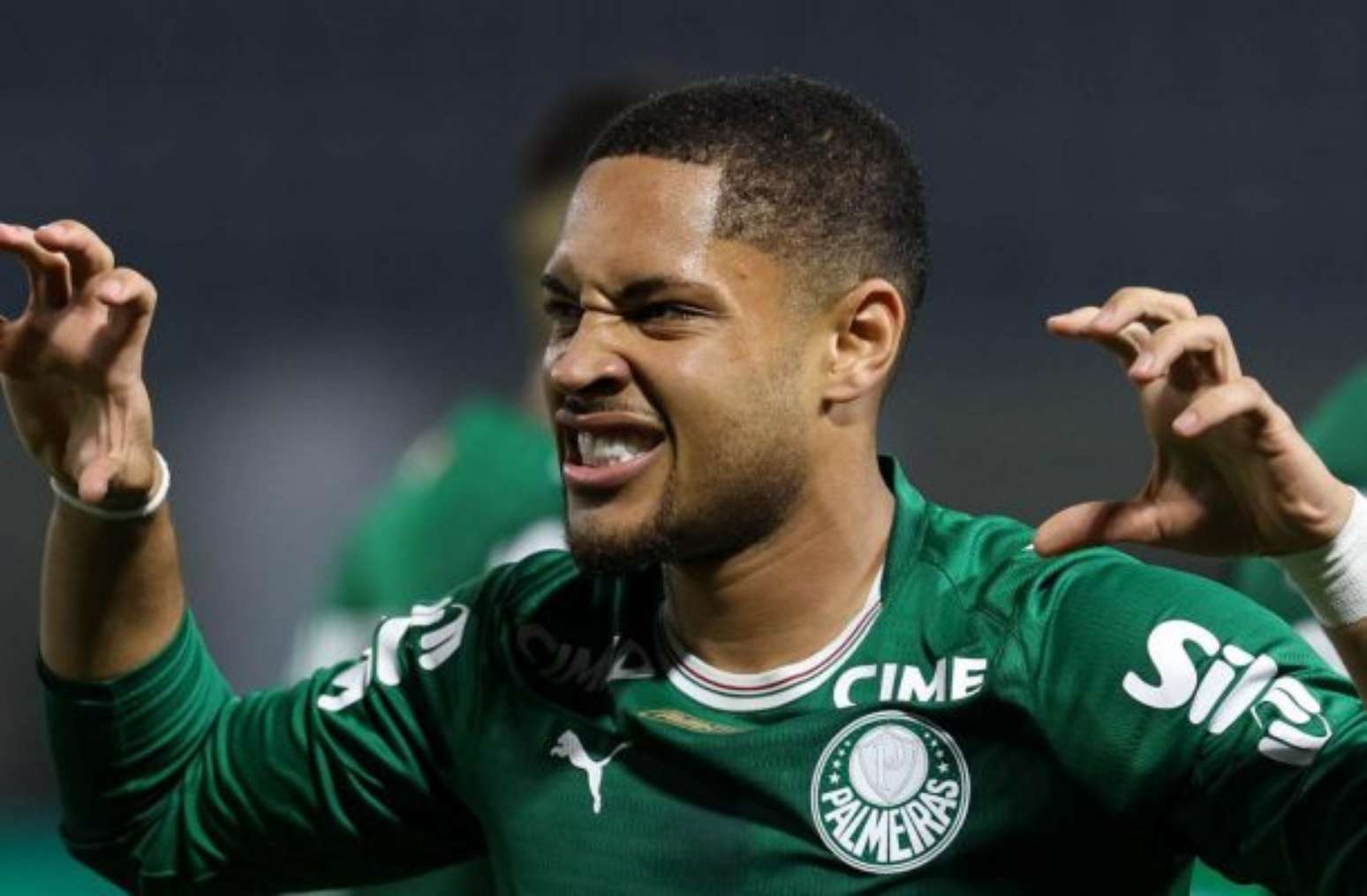 Vitor Roque comemora liderança do Palmeiras no Brasileirão