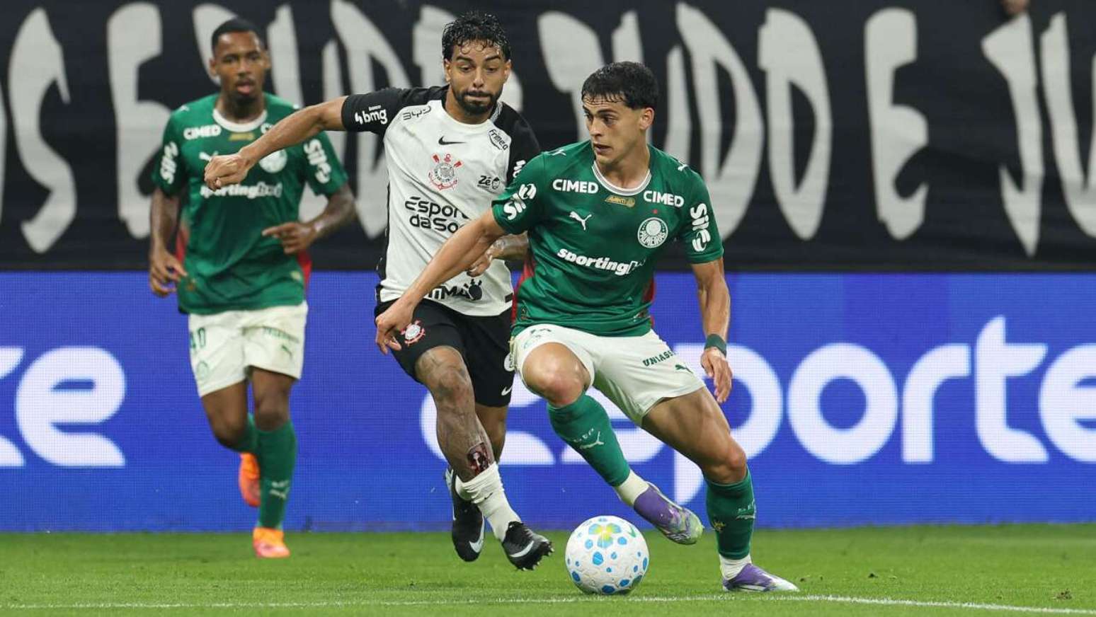 Com dois a menos, Corinthians segura o empate contra o Palmeiras
