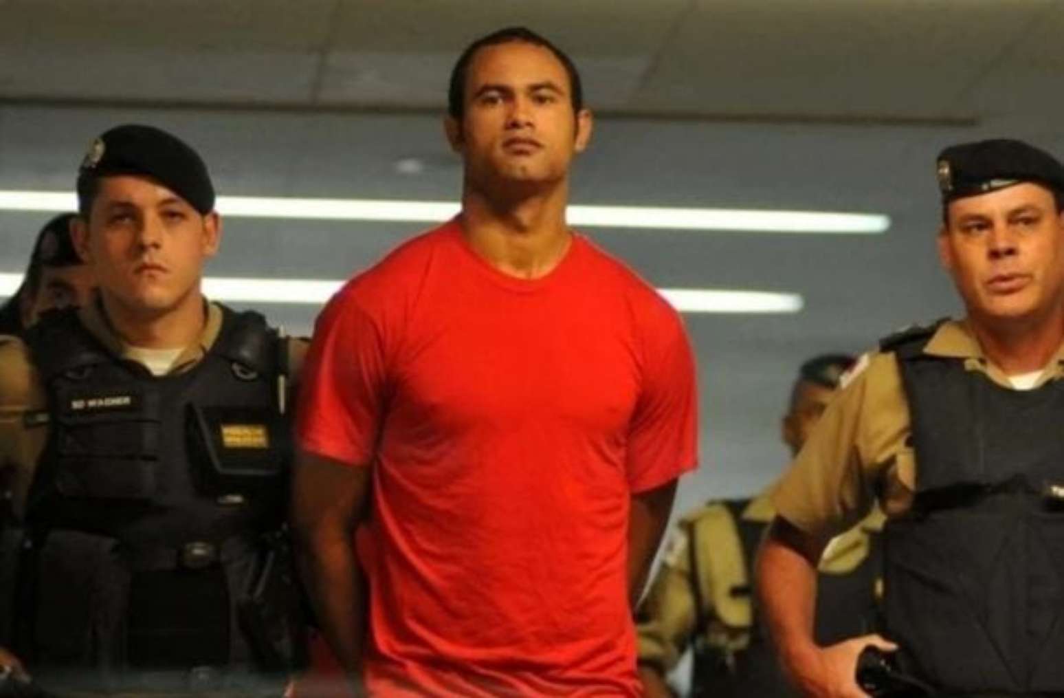 Família de Eliza Samudio cobra regime fechado após prisão do goleiro Bruno