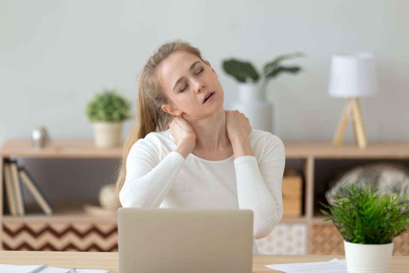 Passa horas sentado? Veja como evitar dores nas costas no trabalho
