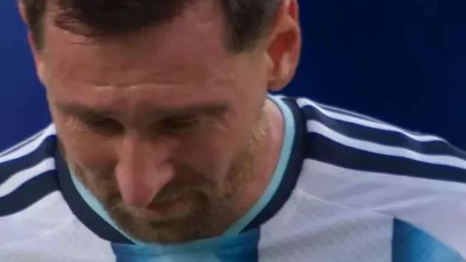 O que fez Messi chorar após três gols na estreia da Argentina