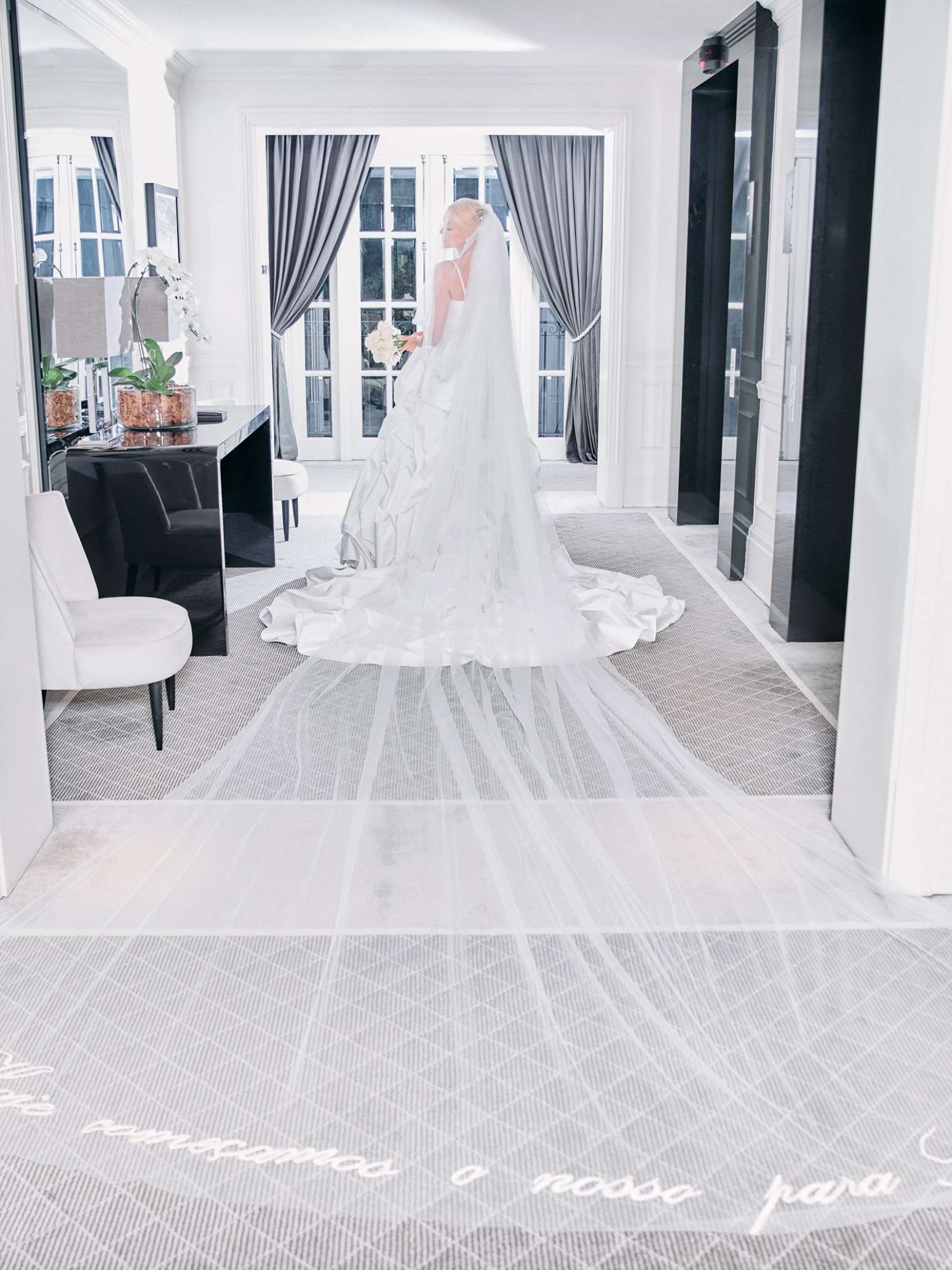 Ana Hickmann vestindo vestido de noiva off-white volumoso ao lado de Eduardo Guedes em cerimônia ao ar livre.
