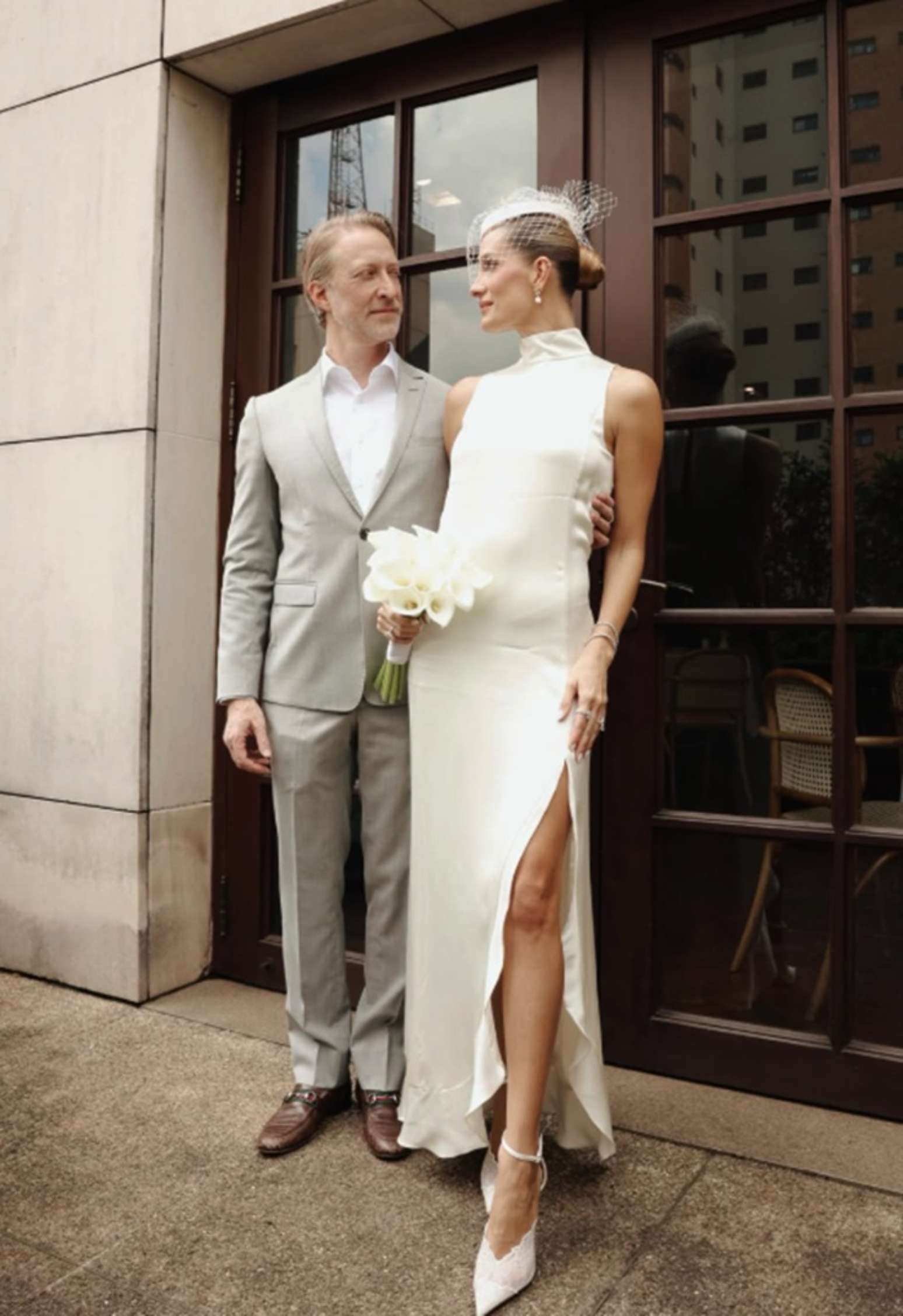 A modelo Schynaider Moura e o empresário Bruno Garfinkel em celebração de casamento.