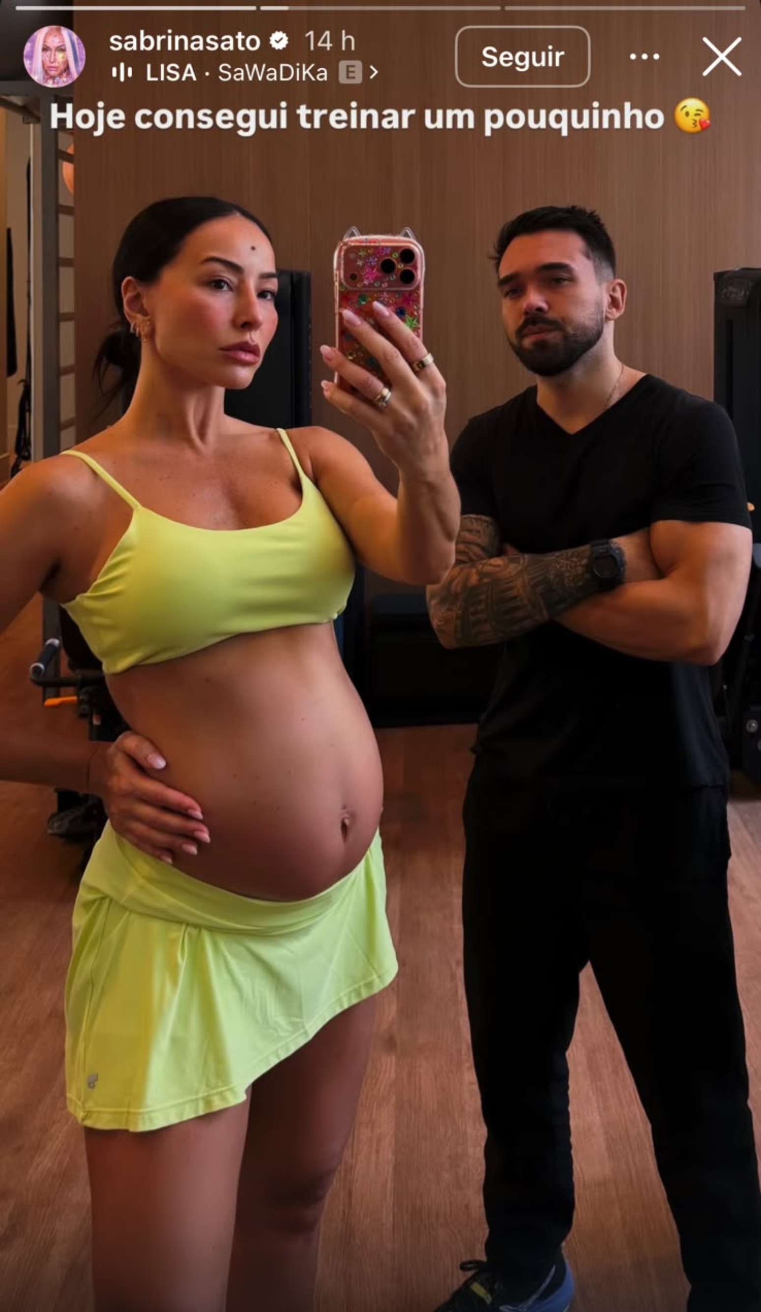 Sabrina Sato exibe o barrigão de seis meses após treino ao lado do personal
