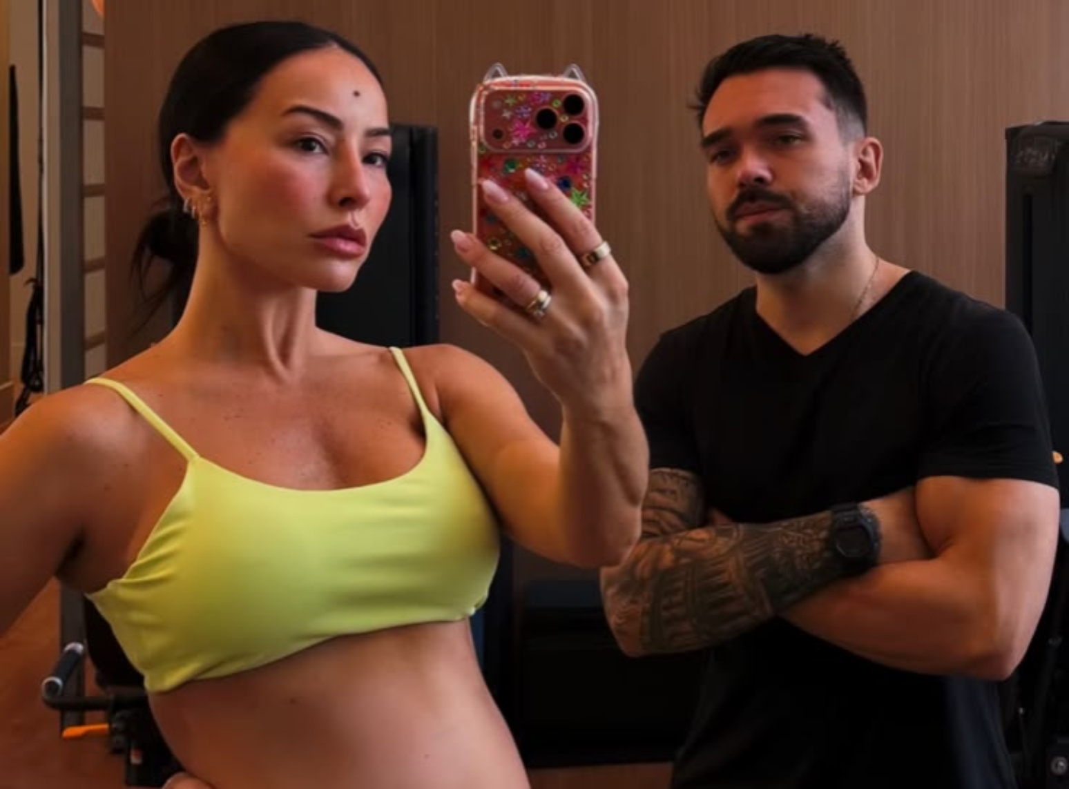 Sabrina Sato exibe o barrigão de seis meses após treino ao lado do personal