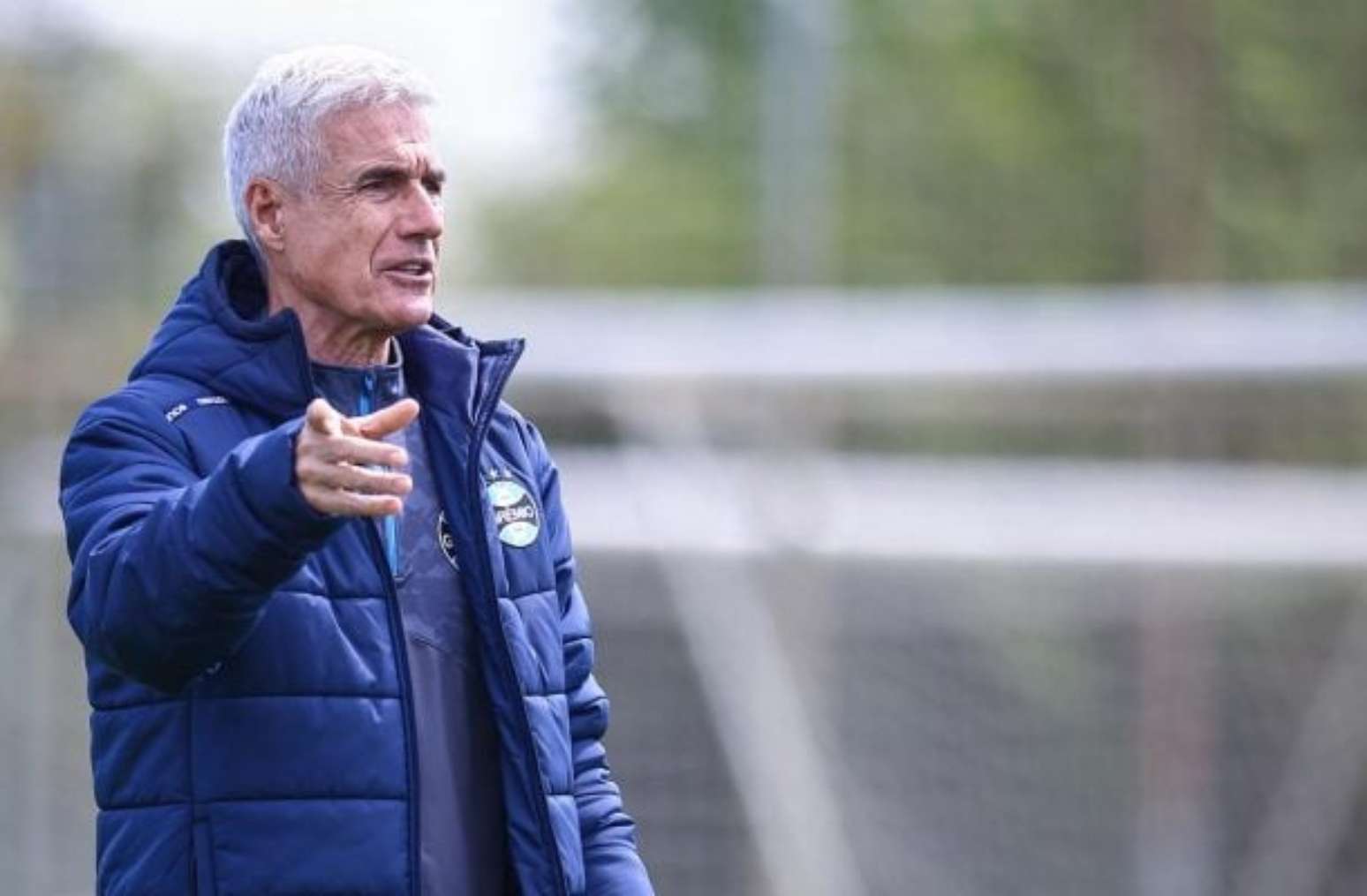 Castro Times Ex-Grêmio, Luís Castro evita polêmica após críticas de Renato