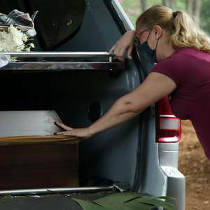 Com 2,7 mil mortes, País bate 100 mil casos/dia pela 1ª vez