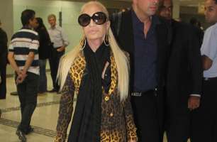 De oncinha, Donatella Versace chega ao Brasil para SPFW