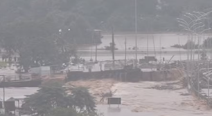 RS: balsa desgovernada colide com ponte após cheia no Rio Taquari
