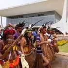 Com promessa de reunião, índios desocupam Planalto